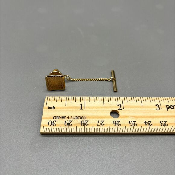 Sarah Coventry Tie Tack 1960s Vintage Gold Tone TIME SQUARE Waffle Textured Pin - Picture 4 of 6